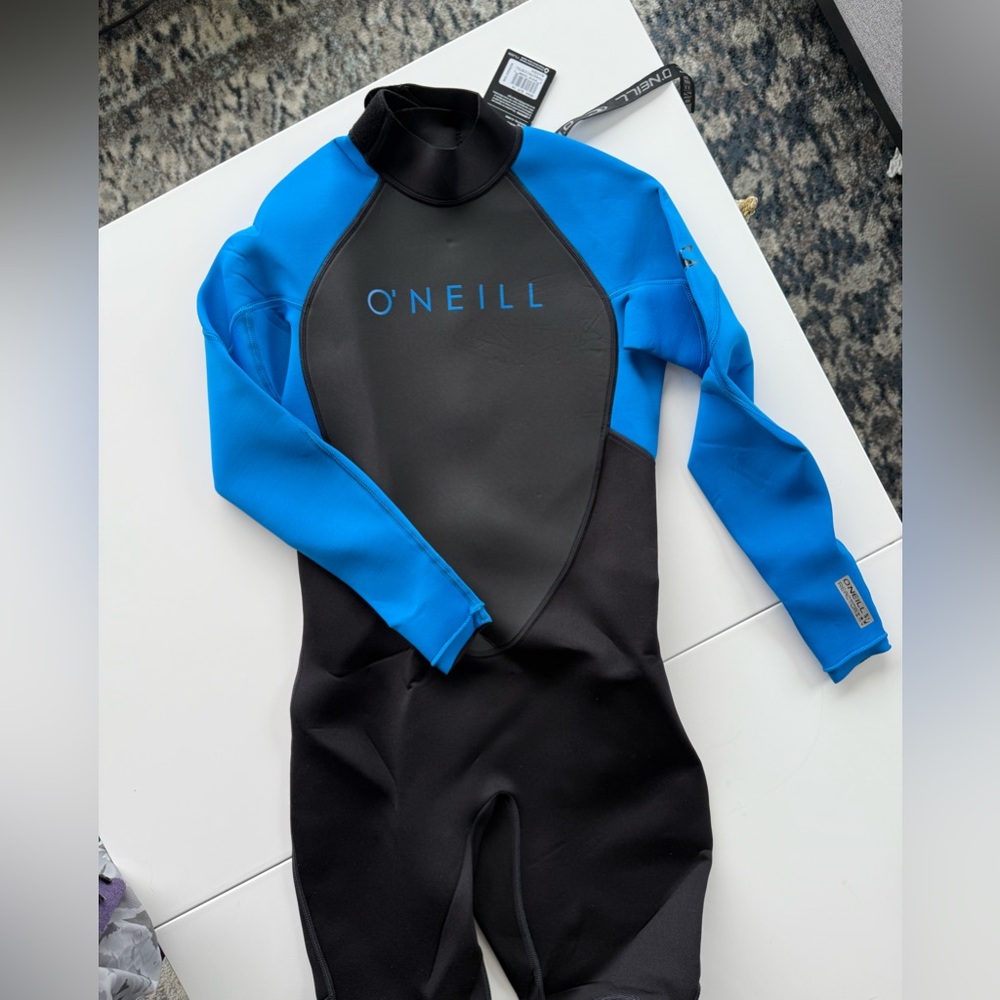COPY - NWT O’Neil Youth Reactor Wetsuit 3/2mm 
Color: Black/Ocean 
Size 14